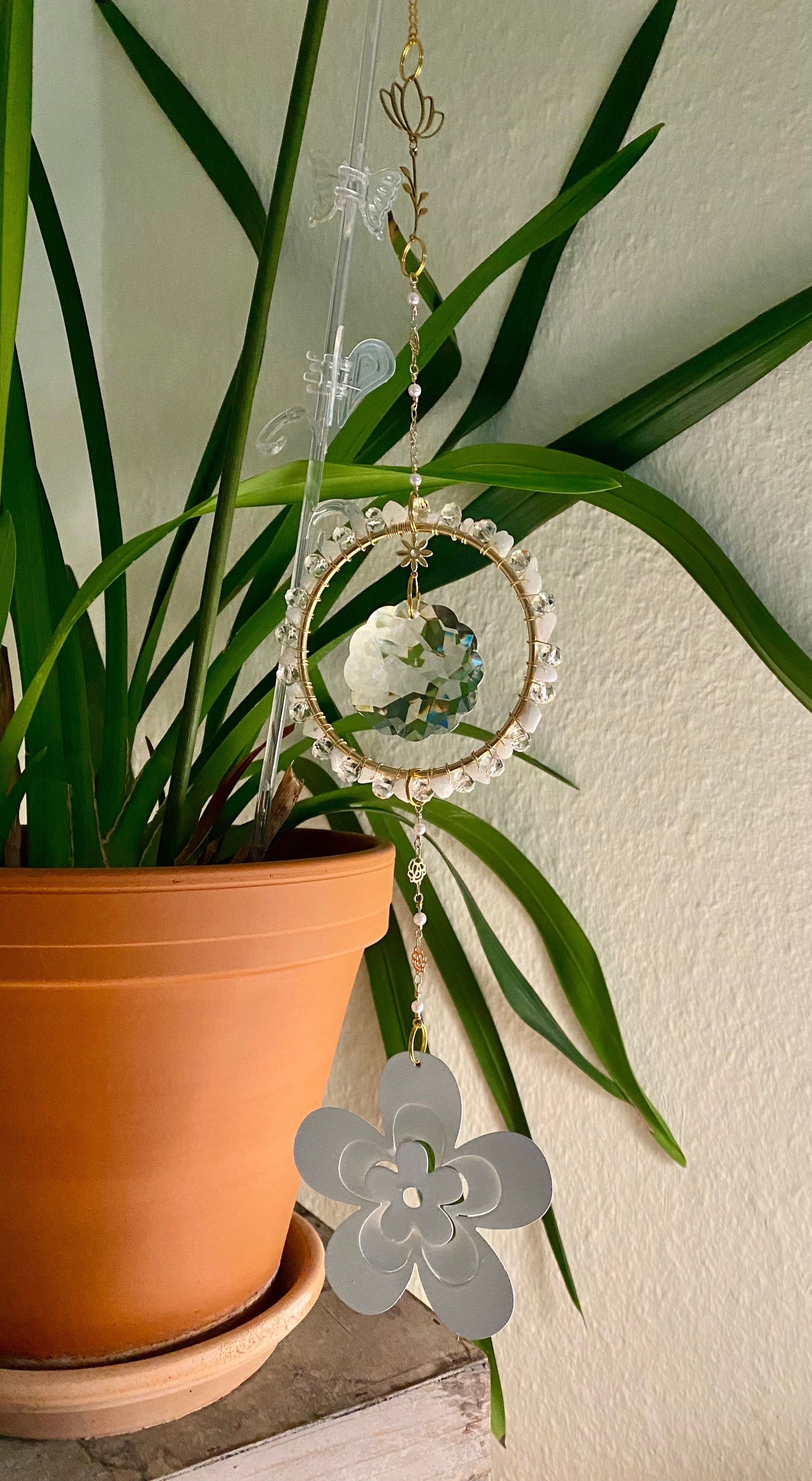 Weisse Blume mit Lotuscharm