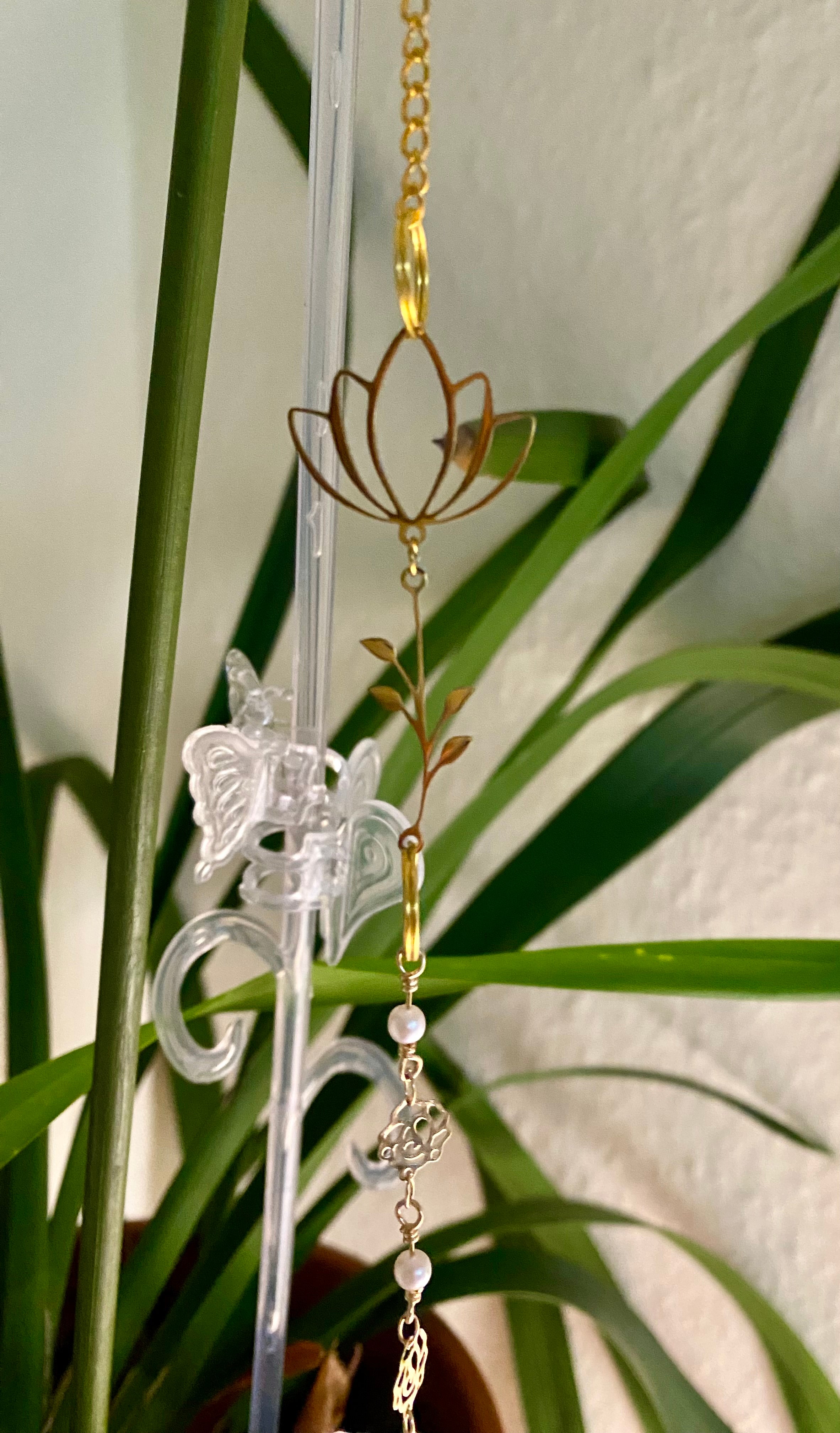 Weisse Blume mit Lotuscharm