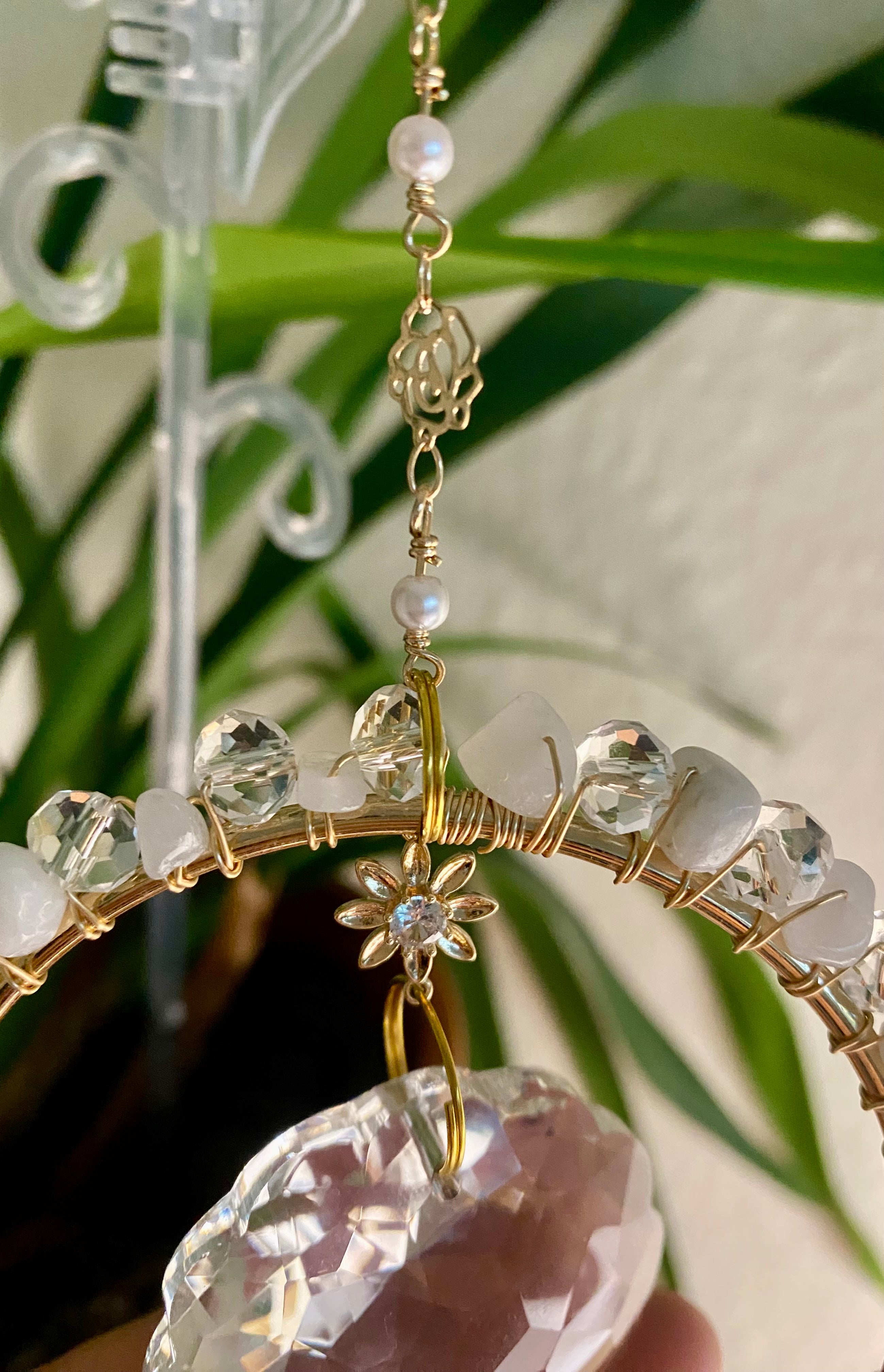 Weisse Blume mit Lotuscharm