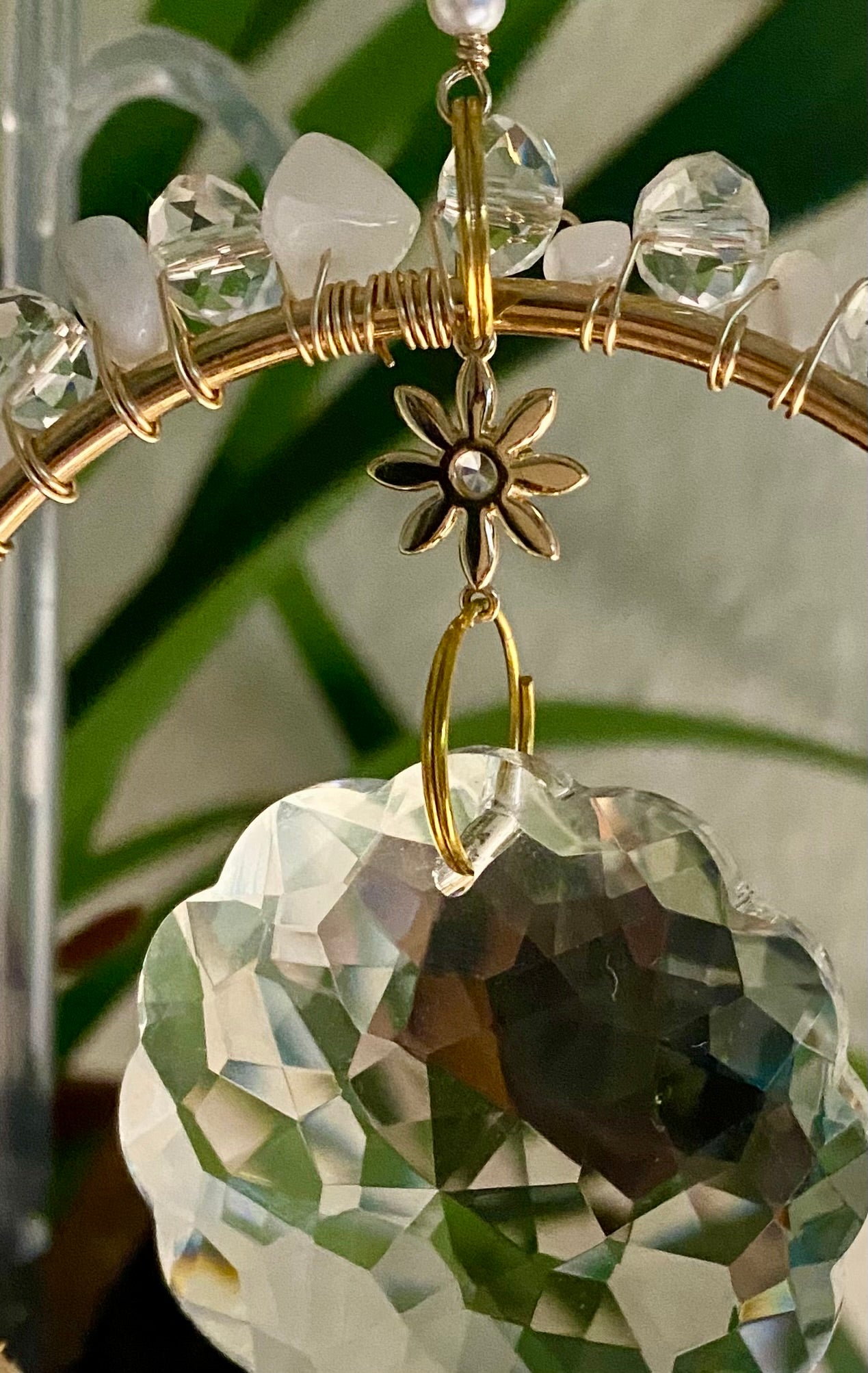 Weisse Blume mit Lotuscharm