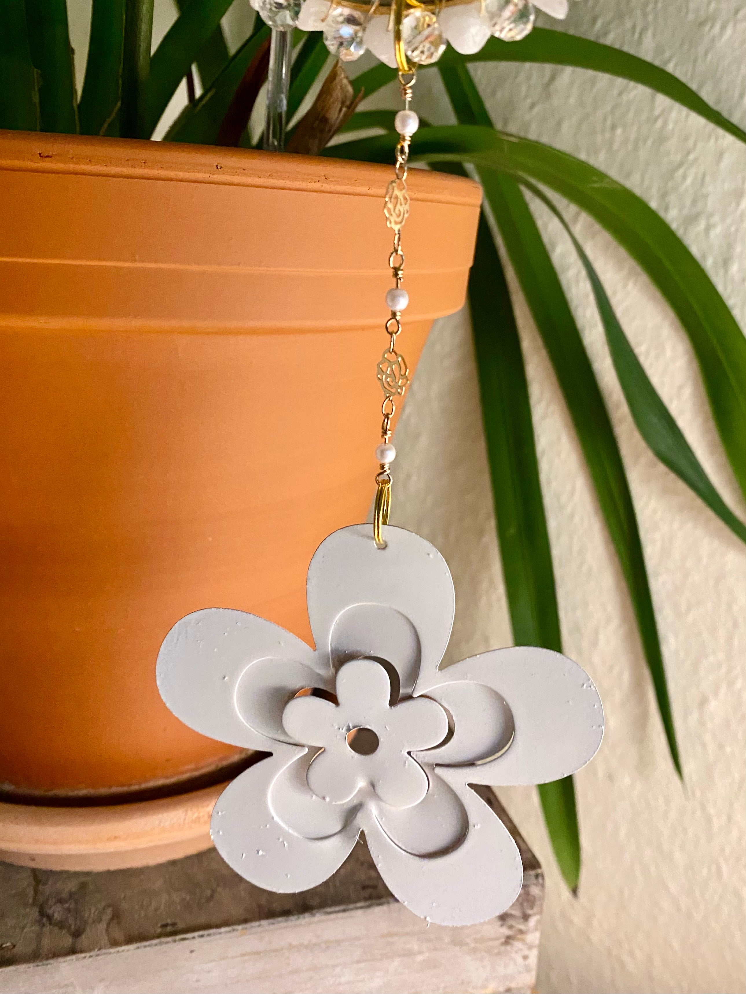 Weisse Blume mit Lotuscharm